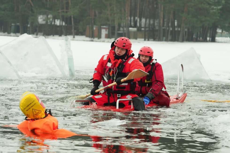  Ćwiczeniach strażaków z ratownictwa lodowego na jeziorze Białka  (zdjęcie 10) - Autor: Maciej Kaczanowski
