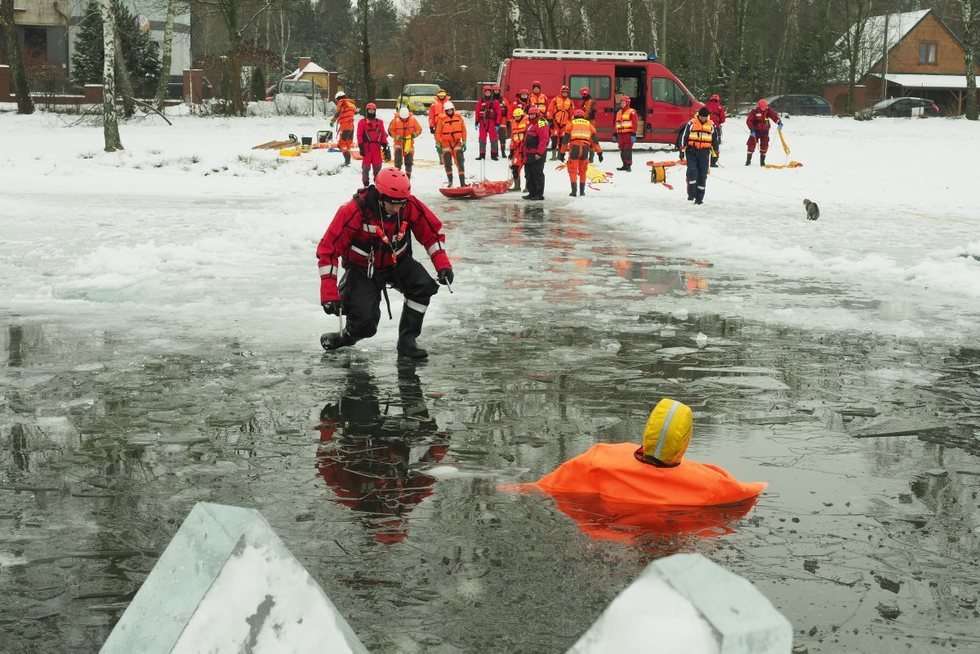 Ćwiczeniach strażaków z ratownictwa lodowego na jeziorze Białka  (zdjęcie 17) - Autor: Maciej Kaczanowski
