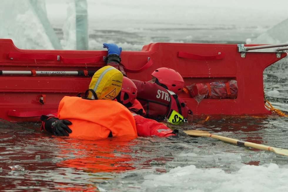  Ćwiczeniach strażaków z ratownictwa lodowego na jeziorze Białka  (zdjęcie 7) - Autor: Maciej Kaczanowski