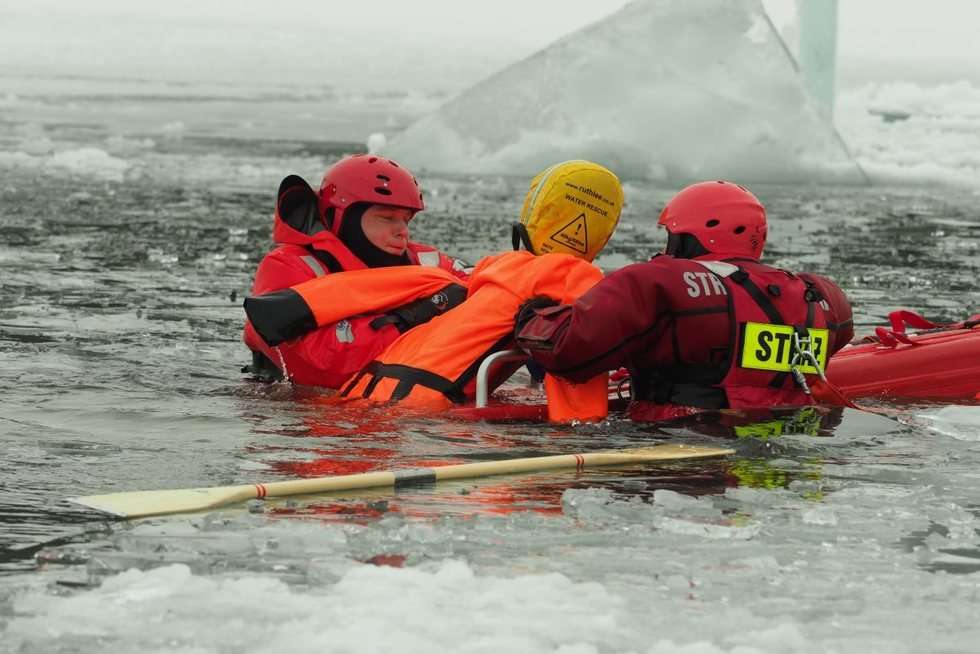  Ćwiczeniach strażaków z ratownictwa lodowego na jeziorze Białka  (zdjęcie 4) - Autor: Maciej Kaczanowski