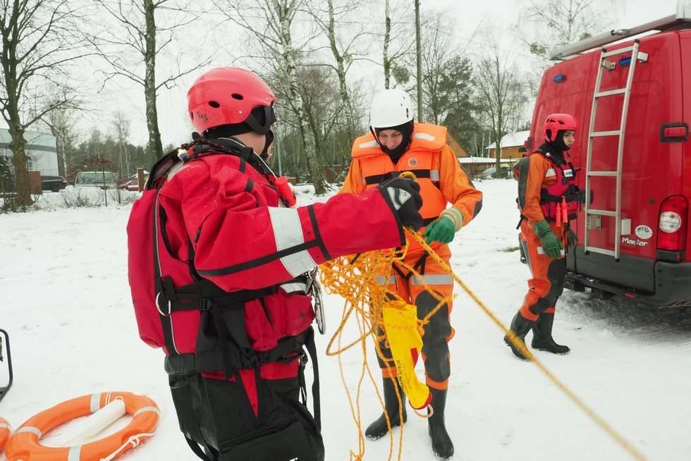  Ćwiczeniach strażaków z ratownictwa lodowego na jeziorze Białka  (zdjęcie 24) - Autor: Maciej Kaczanowski