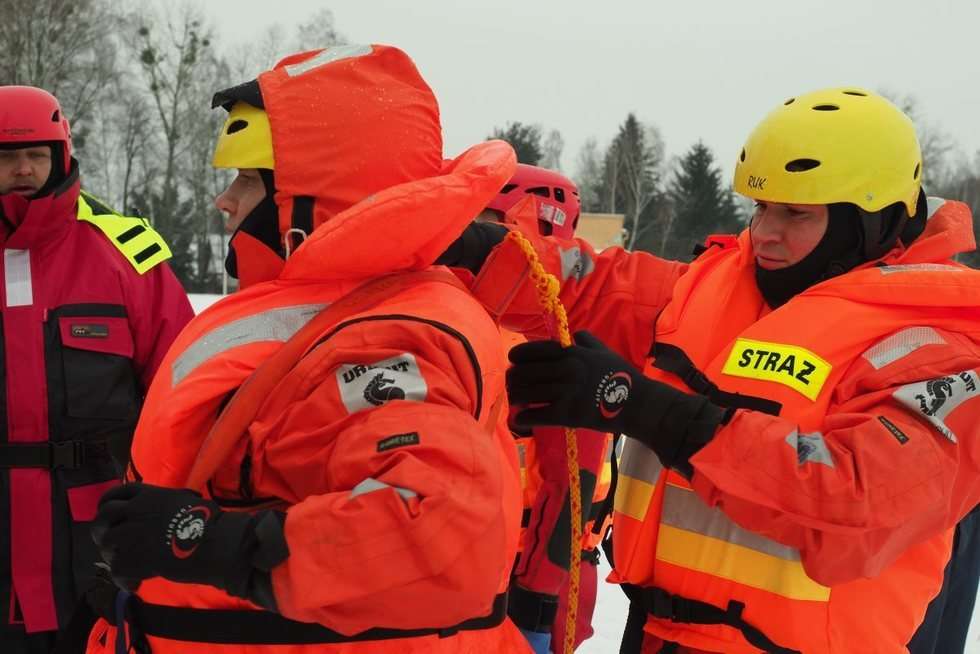  Ćwiczeniach strażaków z ratownictwa lodowego na jeziorze Białka  (zdjęcie 22) - Autor: Maciej Kaczanowski