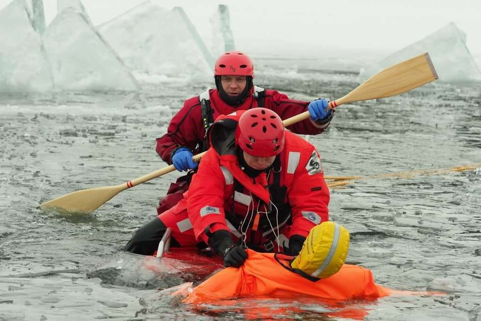  Ćwiczeniach strażaków z ratownictwa lodowego na jeziorze Białka  (zdjęcie 8) - Autor: Maciej Kaczanowski