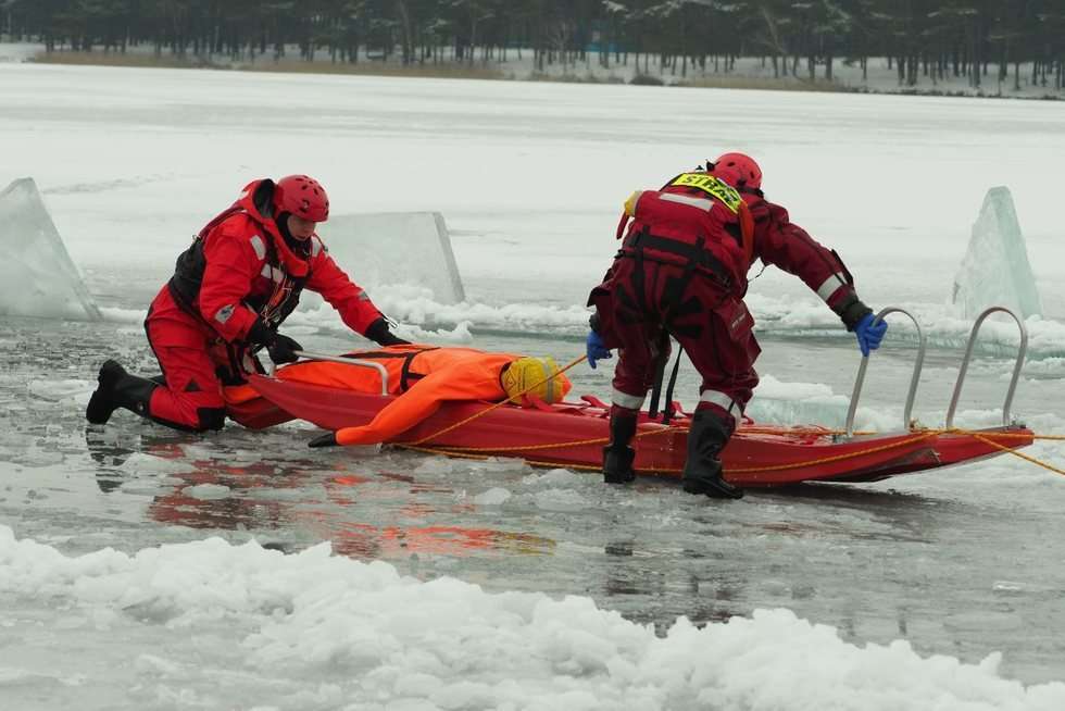  Ćwiczeniach strażaków z ratownictwa lodowego na jeziorze Białka  (zdjęcie 6) - Autor: Maciej Kaczanowski