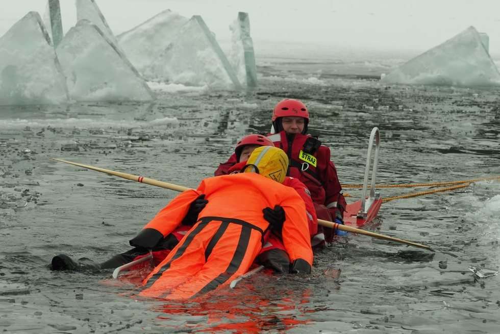  Ćwiczeniach strażaków z ratownictwa lodowego na jeziorze Białka  (zdjęcie 3) - Autor: Maciej Kaczanowski