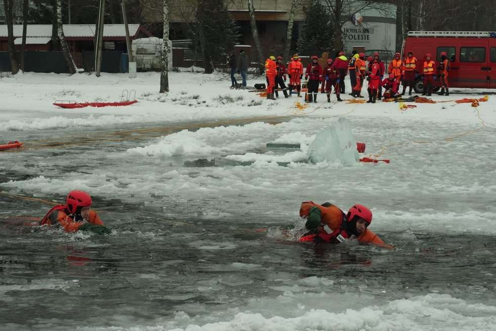  Ćwiczeniach strażaków z ratownictwa lodowego na jeziorze Białka  (zdjęcie 21) - Autor: Maciej Kaczanowski