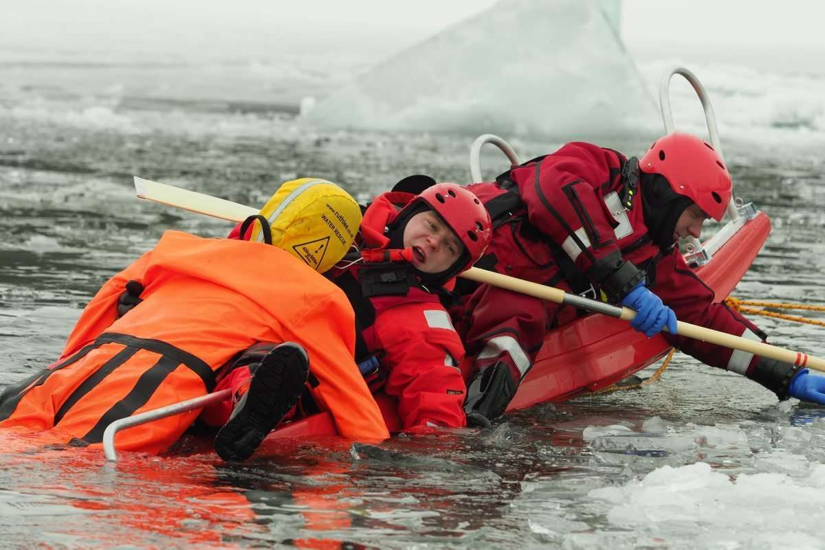 Ćwiczeniach strażaków z ratownictwa lodowego na jeziorze Białka  - Autor: Maciej Kaczanowski