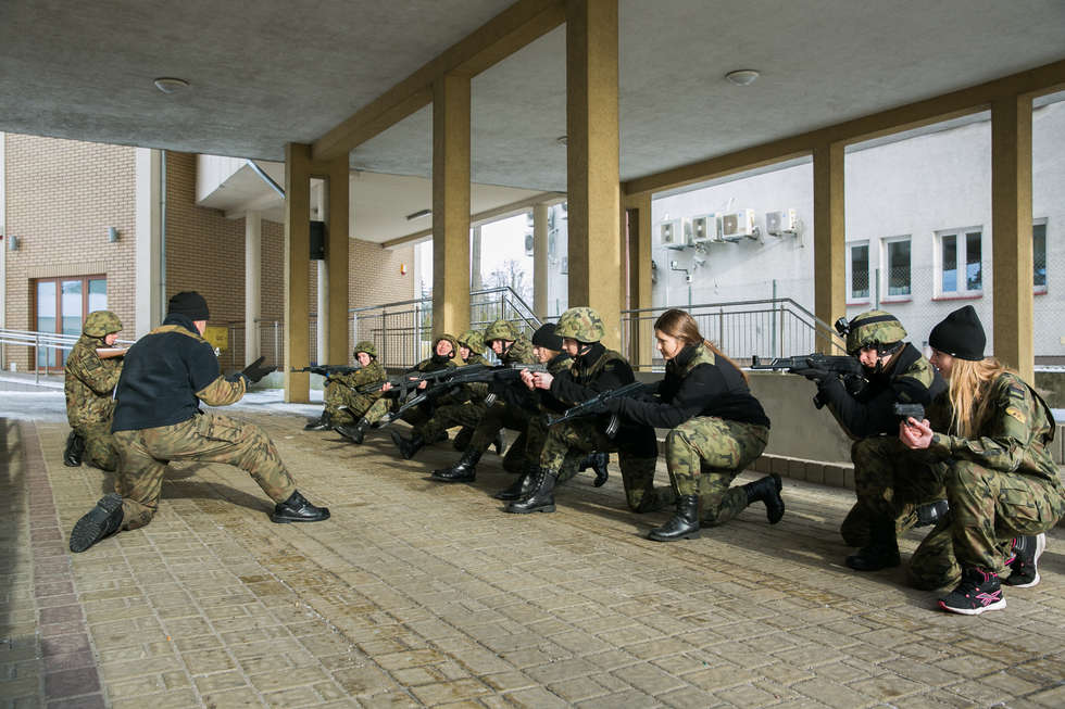  Zamojska szkoła kupiła sprzęt wojskowy (zdjęcie 15) - Autor: Kazimierz Chmiel