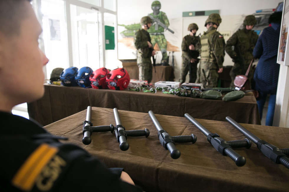  Zamojska szkoła kupiła sprzęt wojskowy (zdjęcie 29) - Autor: Kazimierz Chmiel