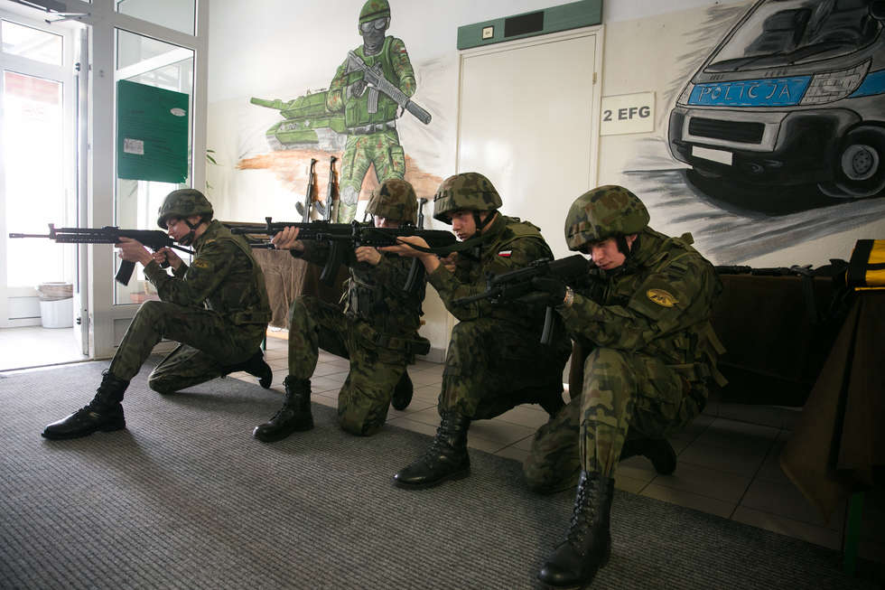  Zamojska szkoła kupiła sprzęt wojskowy (zdjęcie 1) - Autor: Kazimierz Chmiel