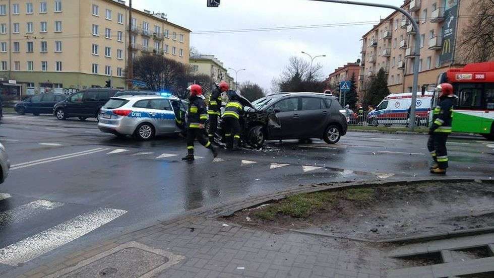  Wypadek na skrzyżowaniu Al. Racławickich i ul. Poniatowskiego (zdjęcie 3) - Autor: Tomasz Piekut-Jóźwicki