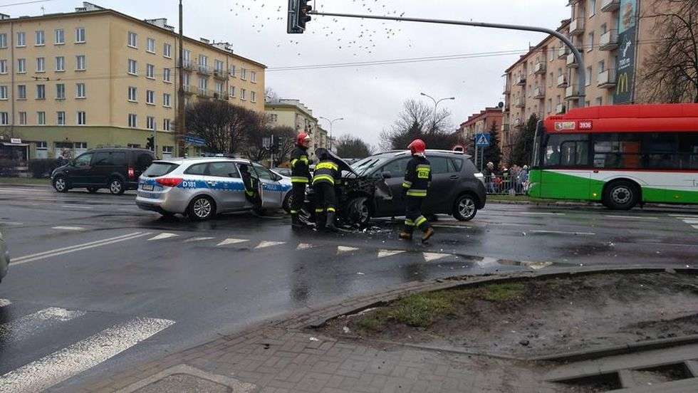  Wypadek na skrzyżowaniu Al. Racławickich i ul. Poniatowskiego (zdjęcie 2) - Autor: Tomasz Piekut-Jóźwicki