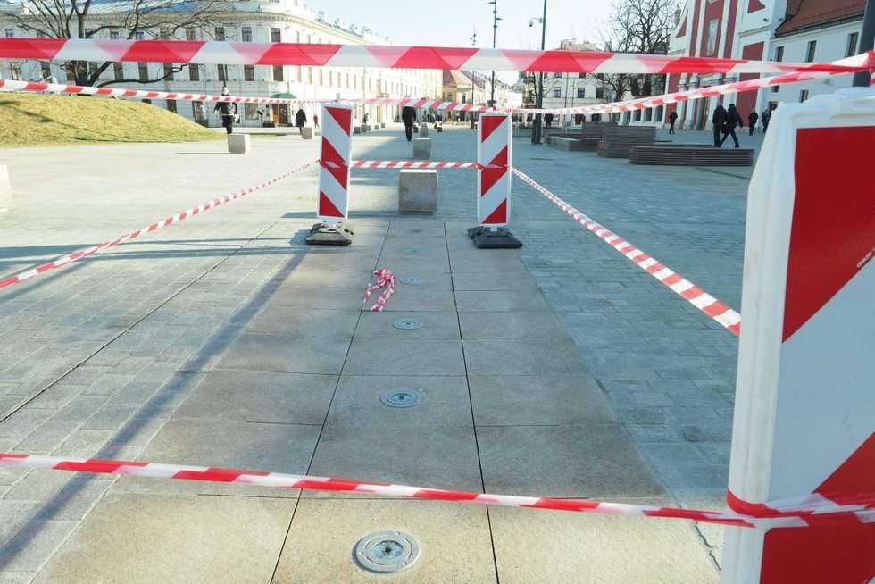  Kolejne dwie fontanny na placu Litewskim zostały uszkodzone  (zdjęcie 7) - Autor: Maciej Kaczanowski