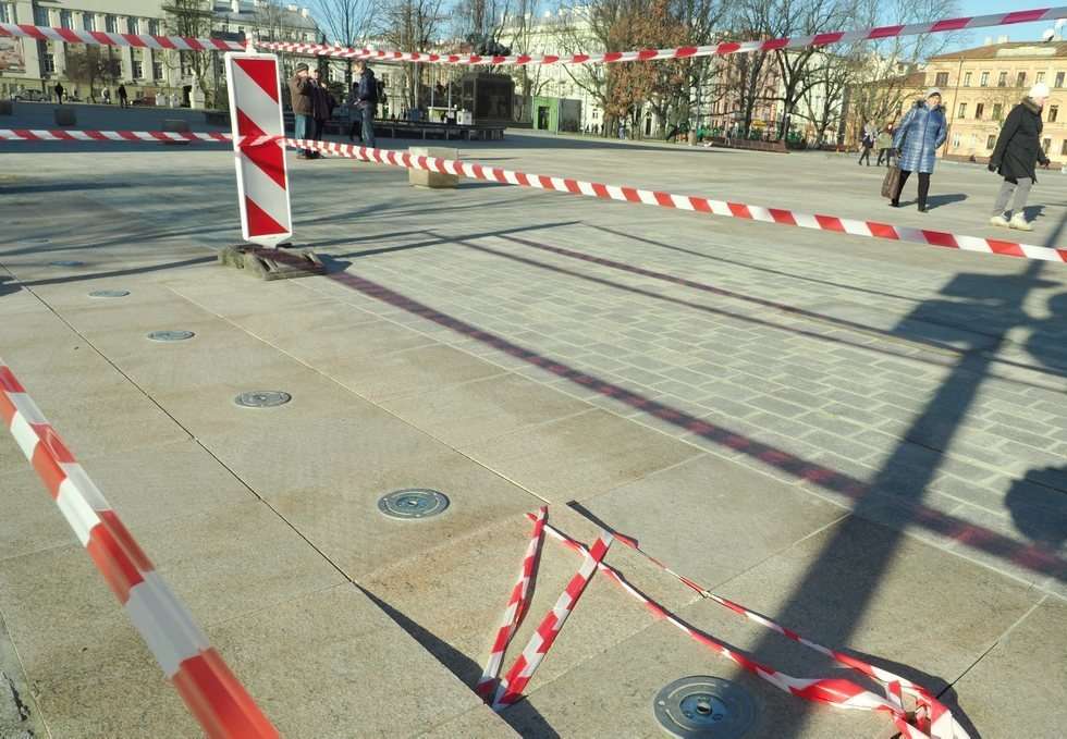  Kolejne dwie fontanny na placu Litewskim zostały uszkodzone  (zdjęcie 4) - Autor: Maciej Kaczanowski