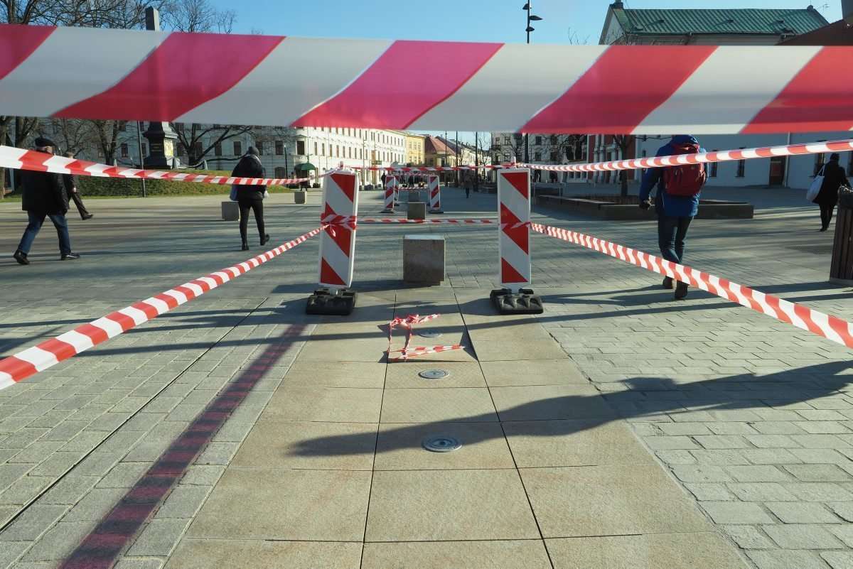 Kolejne dwie fontanny na placu Litewskim zostały uszkodzone  - Autor: Maciej Kaczanowski