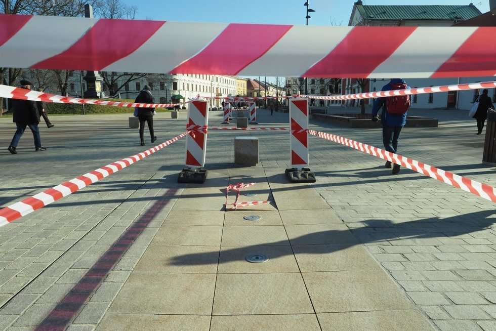  Kolejne dwie fontanny na placu Litewskim zostały uszkodzone  (zdjęcie 1) - Autor: Maciej Kaczanowski
