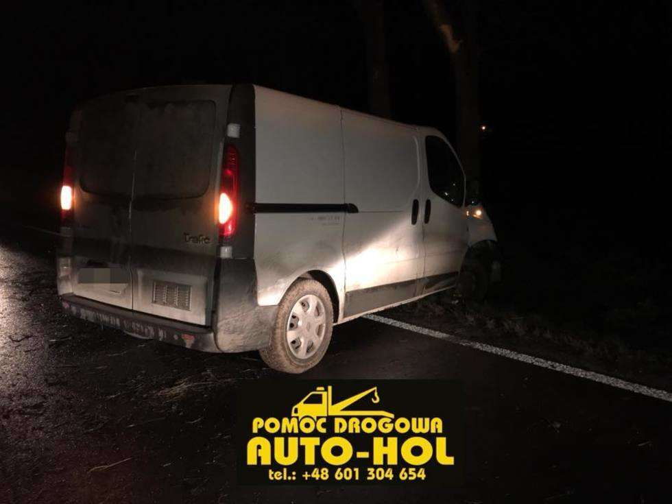  Samochód uderzył w drzewo  (zdjęcie 2) - Autor: Pomoc Drogowa Auto-Hol w Kraśniku