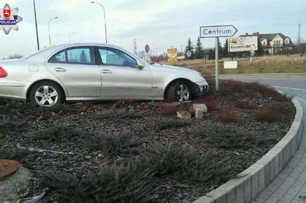  Wjechał na środek ronda  (zdjęcie 1) - Autor: Policja