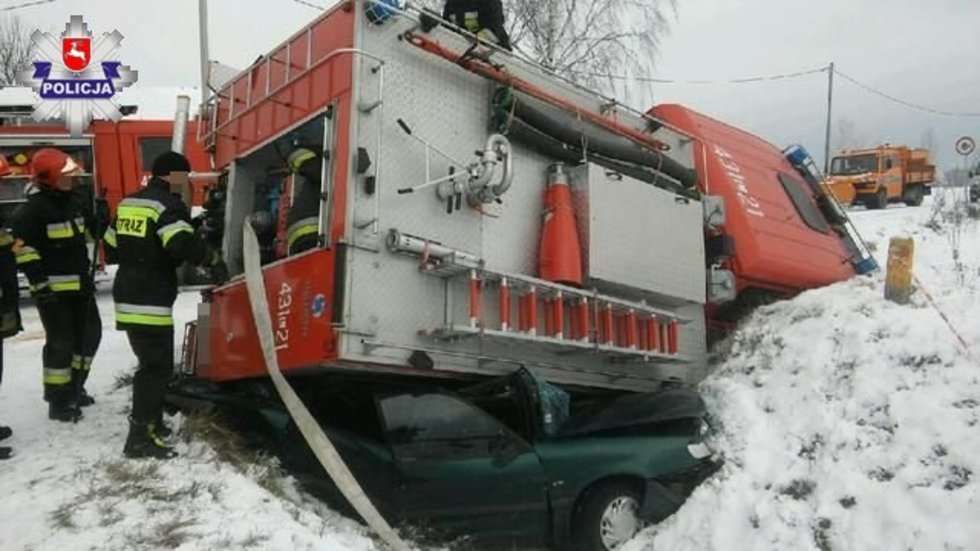  Wypadek w Małochwieju Drugim (zdjęcie 1) - Autor: KPP Krasnystaw