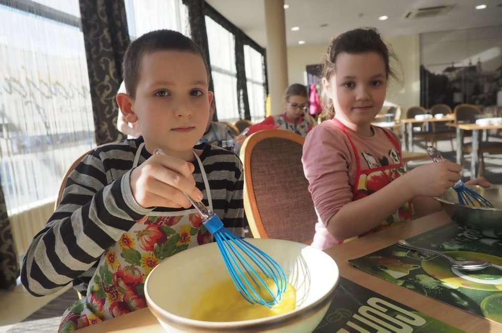  Warsztaty kulinarne dla dzieci w hotelu Victoria (zdjęcie 17) - Autor: Wojciech Nieśpiałowski