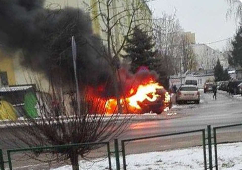  Puławy: Pożar samochodu na ul. Wróblewskiego (zdjęcie 2) - Autor: Bartłomiej Patkowski