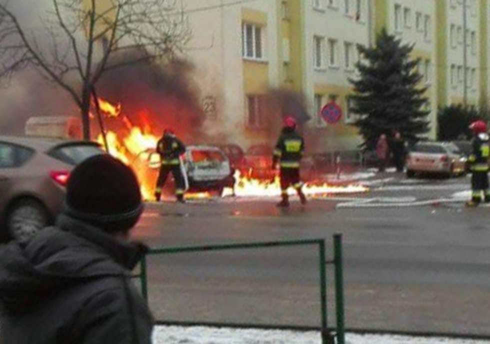  Puławy: Pożar samochodu na ul. Wróblewskiego (zdjęcie 1) - Autor: Bartłomiej Patkowski