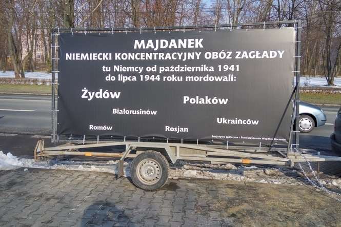 Baner przed Muzeum na Majdanku - Autor: Maciej Kaczanowski