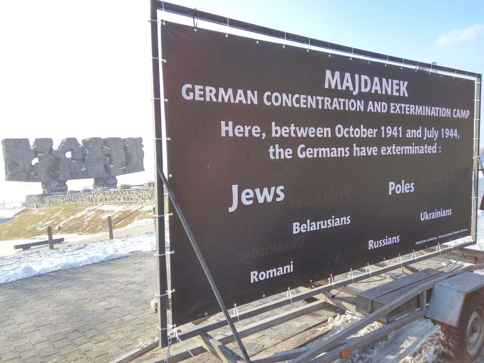  Baner przed Muzeum na Majdanku  - Autor: Maciej Kaczanowski