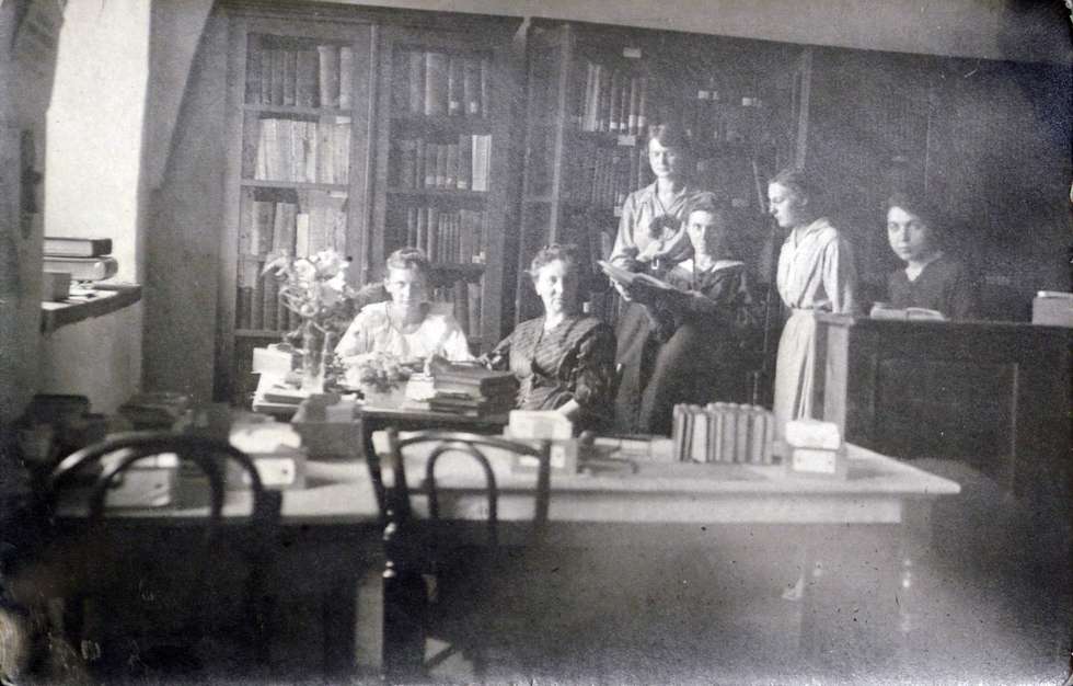  <p>Na zdjęciu z 1919 roku zrobionym w bibliotece przy ul. Dolnej Panny Marii 4 (od lewej) Zofia Ostrowska, pani Emilia Szeligowska, Łucja Hajn&oacute;wna (Sałterowa), Cecylia Świderk&oacute;wna (Petrykowska), Jadwiga Rosińska (Abramowiczowa), Helena Jezierska (Mamigiewiczowa)</p>
