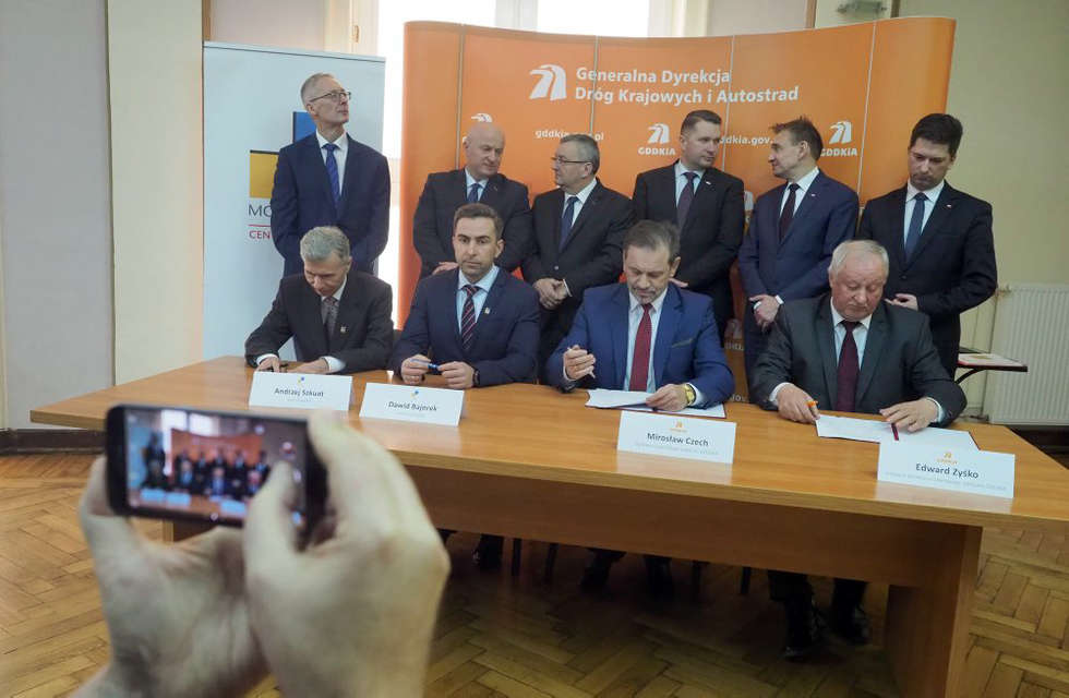  Podpisanie umowy na budowę drogi ekspresowej Lublin – Kraśnik (zdjęcie 1) - Autor: Wojciech Nieśpiałowski
