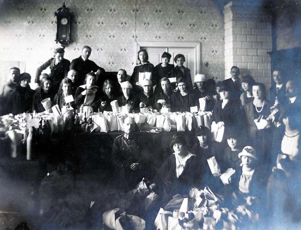  <p>Posiedzenie inauguracyjne TRS, pierwszy z prawej Paweł Jankowski, Warszawa, 1917 r.</p>