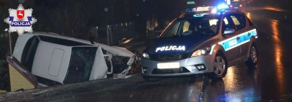  Dereźnia Solska: Wypadek na drodze. Dwie osoby w szpitalu (zdjęcie 2) - Autor: Policja