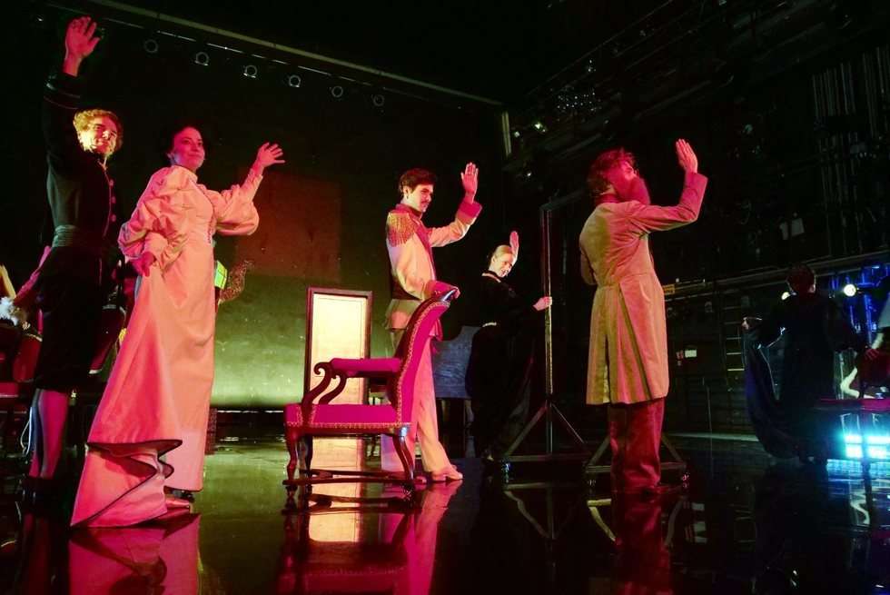  Trzy siostry w teatrze Osterwy (zdjęcie 14) - Autor: Maciej Kaczanowski