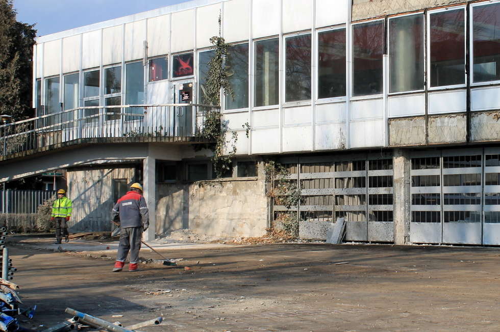  Robotnicy opuszczają plac budowy (zdjęcie 13) - Autor: Radosław Szczęch