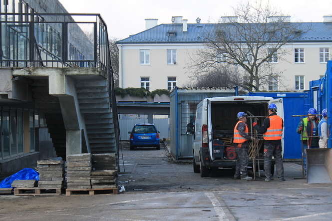 Robotnicy opuszczają plac budowy