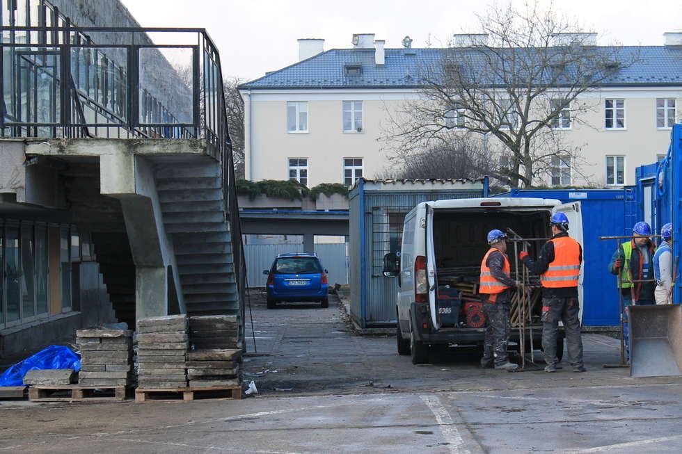  Robotnicy opuszczają plac budowy (zdjęcie 2) - Autor: Radosław Szczęch