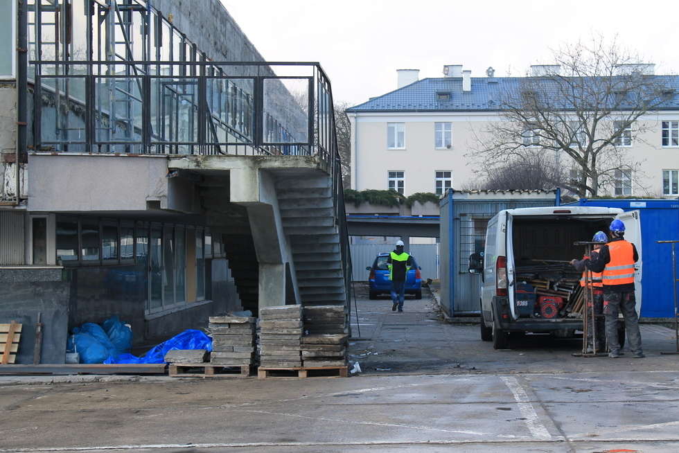  Robotnicy opuszczają plac budowy (zdjęcie 17) - Autor: Radosław Szczęch