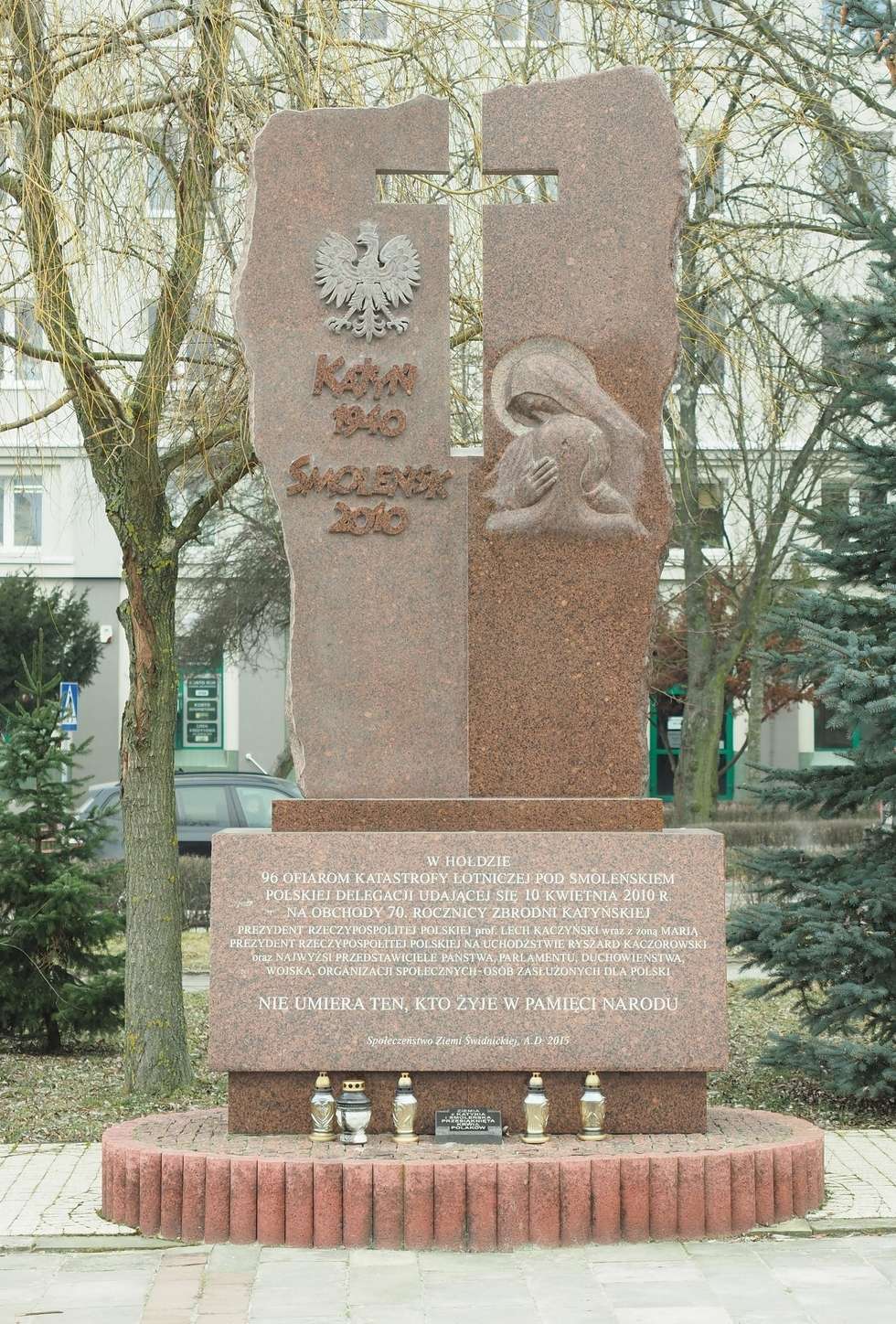 <p><strong>Świdnik</strong></p>
<p>Pomnik smoleński na położonym w centrum miasta pl. Konstytucji 3 Maja odsłonięto w lipcu 2015 roku. Autorem monumentu jest Witold Marcewicz z Bełżyc.</p>
