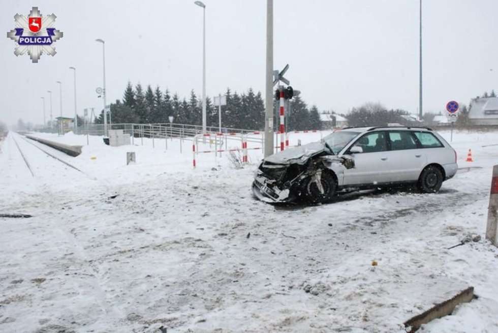  Zderzenie samochodu z pociągiem  (zdjęcie 2) - Autor: Policja