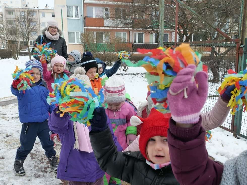  Dzieci z lubelskiego przedszkola Pszczółka świętują z Marzanną pierwszy dzień wiosny (zdjęcie 4) - Autor: Maciej Kaczanowski