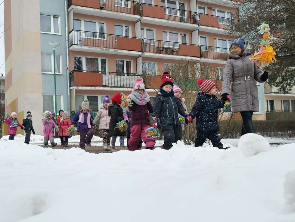  Dzieci z lubelskiego przedszkola Pszczółka świętują z Marzanną pierwszy dzień wiosny (zdjęcie 2) - Autor: Maciej Kaczanowski