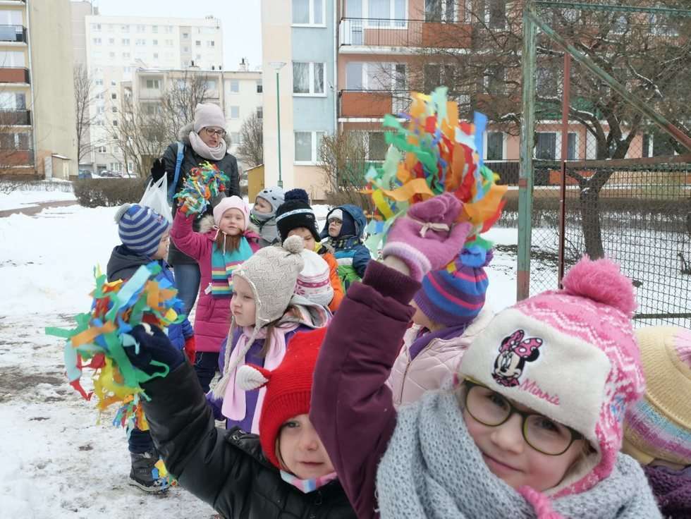  Dzieci z lubelskiego przedszkola Pszczółka świętują z Marzanną pierwszy dzień wiosny (zdjęcie 9) - Autor: Maciej Kaczanowski