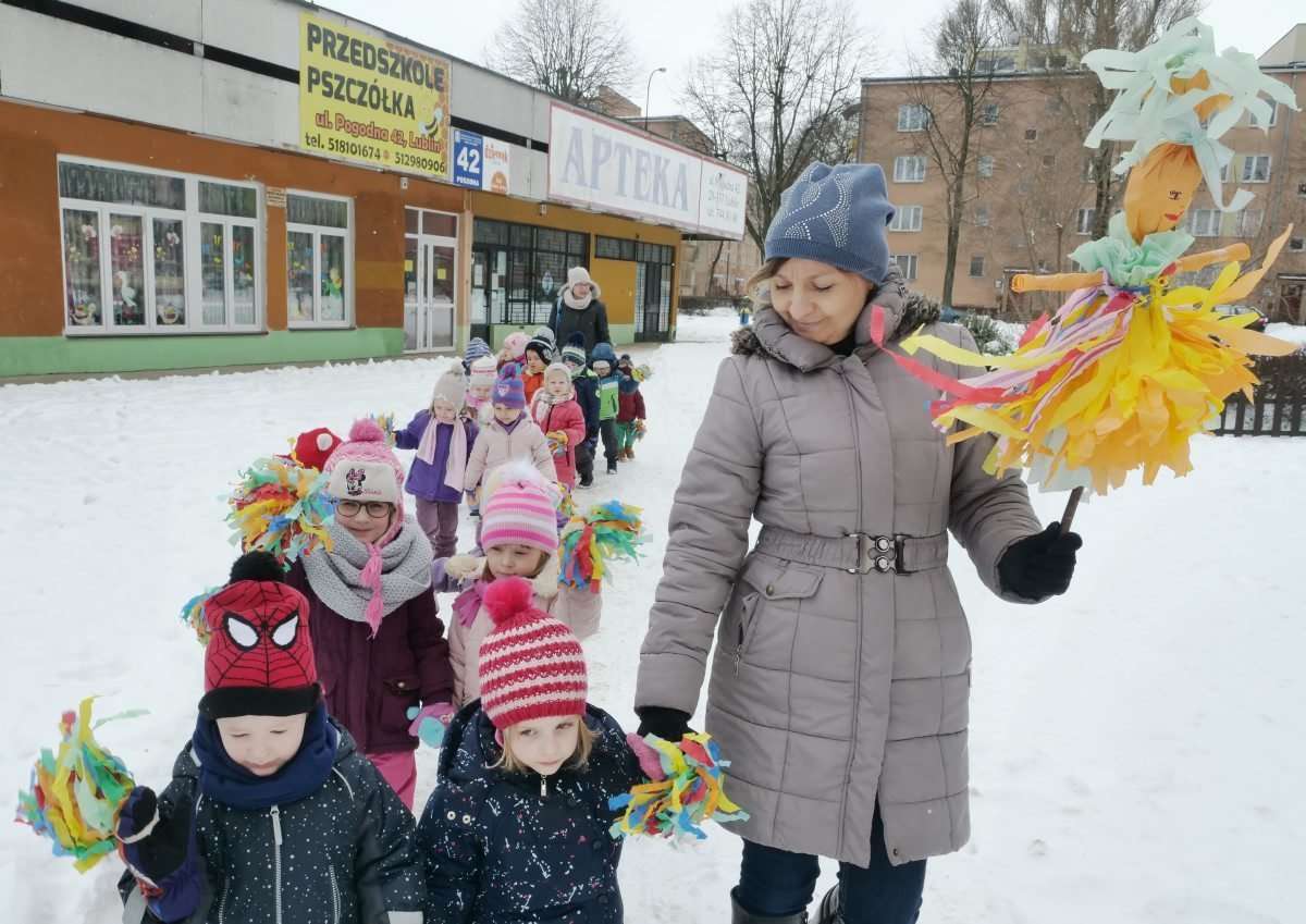 Dzieci z lubelskiego przedszkola Pszczółka świętują z Marzanną pierwszy dzień wiosny - Autor: Maciej Kaczanowski