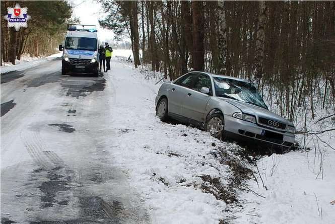 Samochód uderzył w drzewo 