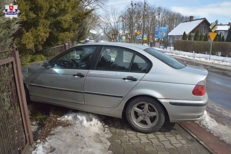  Zwierzyniec: Kierowca BMW wypadł z drogi  - Autor: Policja