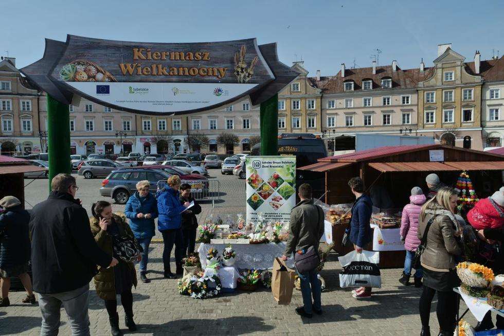  Kiermasz wielkanocny na pl. Zamkowym w Lublinie (zdjęcie 19) - Autor: Maciej Kaczanowski