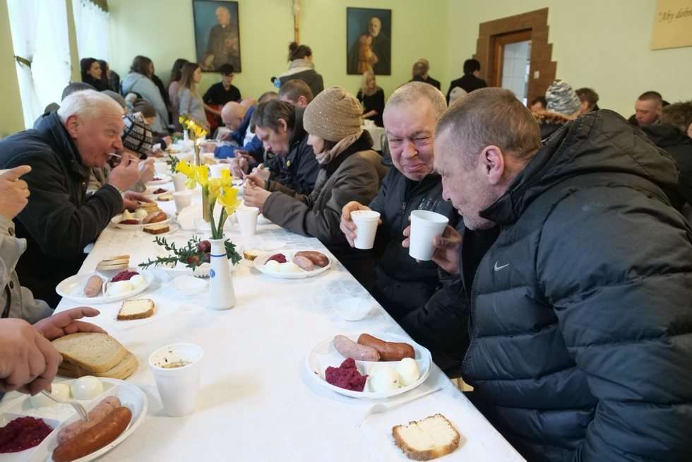  Śniadanie wielkanocne dla ubogich w stołówce Bractwa Miłosierdzia im św Brata Alberta (zdjęcie 11) - Autor: Maciej Kaczanowski