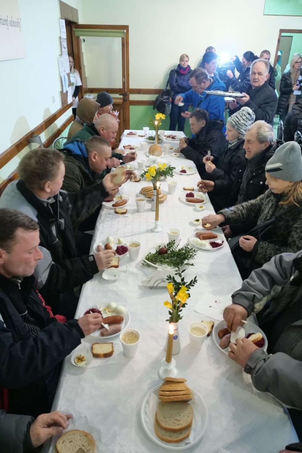  Śniadanie wielkanocne dla ubogich w stołówce Bractwa Miłosierdzia im św Brata Alberta (zdjęcie 9) - Autor: Maciej Kaczanowski