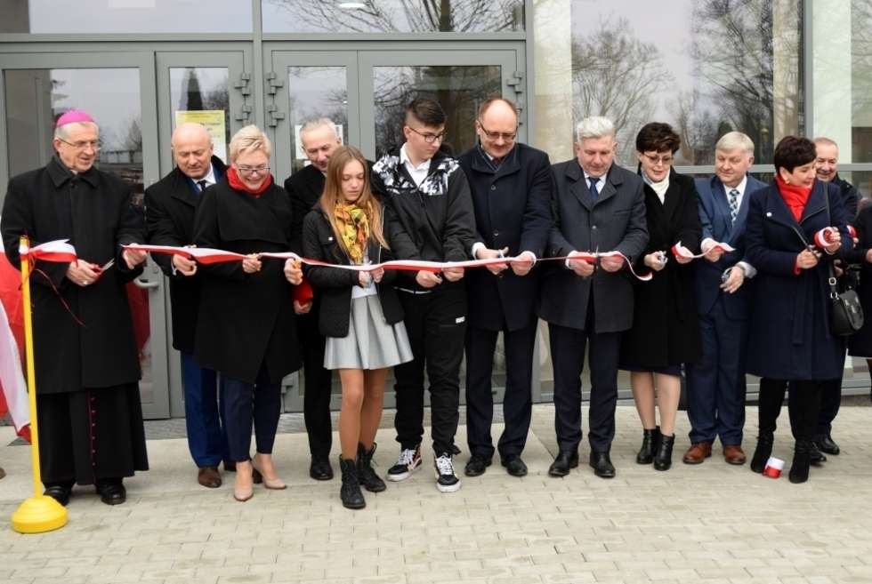 Otwarcie nowej części szkoły w Gołębiu (zdjęcie 1) - Autor: Urząd Gminy Puławy
