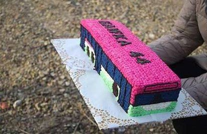 Mieszkańcy Kawki powitali autobus tortem
